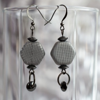 Signumine earrings with grey gridded hexagons and hematite discs