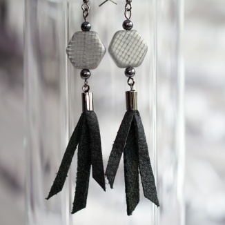 Signumine earrings with black leather